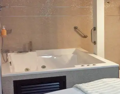 hotel con jacuzzi en la habitacion en malaga